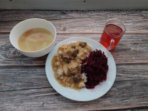 Zdjęcie przedstawia Dietę łatwostrawną: Og&oacute;rkowa z ryżem Ziemniaki z koperkiem gotowane Pulpet drobiowy Sos pietruszkowy Sur&oacute;wka Kompot owocowy z jabłkami